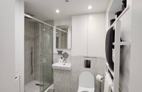 Notting Dale Apartment | Self contained Studio