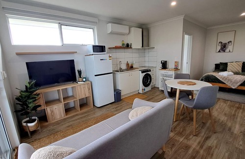 Vasse House | Self-Contained Studio in Kealy, Vasse – Private, Modern & Central- Vasse Apartment