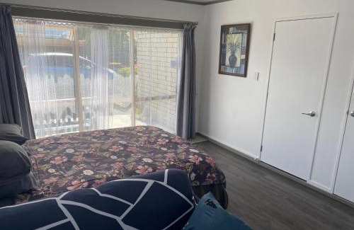 Hamilton House | Self Contained Unit, Private Bathroom, Private Entrance, Close to Shops & Hospital Homestay