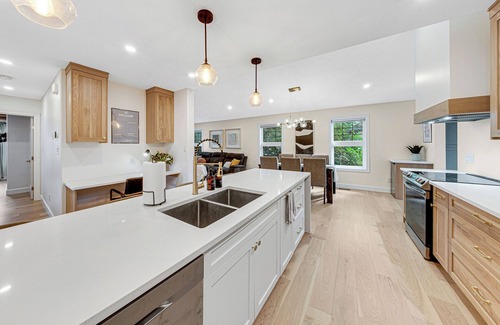 Saskatoon House | Selina's House - 2 Bed 2 Bath - Gordie Howe Arena - Beautiful Modern Build