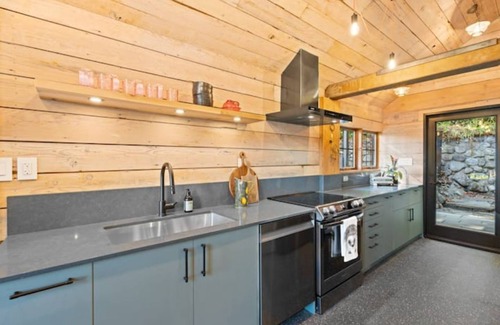 District of North Vancouver Cabin | Selling Panorama