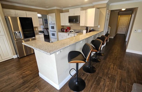 Green Valley North House | SEMA close, LUXURY HOUSE, 5 Bedroom, GIANT Pool, 1/4 Acre, 65-85" TV, 500mbpWIFI