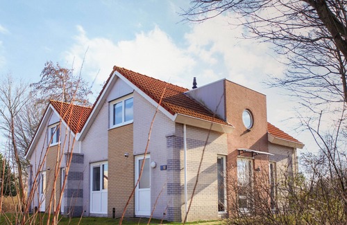 Makkum House | Semi-detached 6-person bungalow with yard, water view, and modern amenities at Beach Resort Makkum, right at the IJsselmeer.