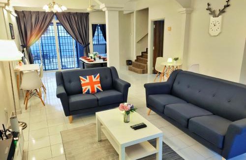 Sungai Dua House | Semi-Detached, Up to 21 Pax, 4 Bedrooms, 3 Bathrooms, 4 Car Parks by Star Home