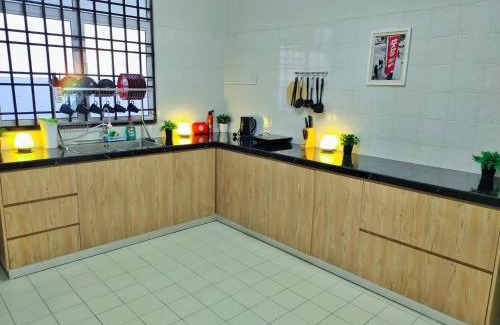 Sungai Dua House | Semi-Detached, Up to 21 Pax, 4 Bedrooms, 3 Bathrooms, 4 Car Parks by Star Home