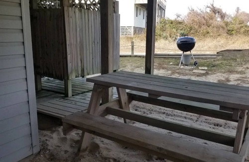 South Nags Head Apartment | Semi-Oceanfront Ground Level Apt🌊 Basic, Beachside Living⛱Private Access Road