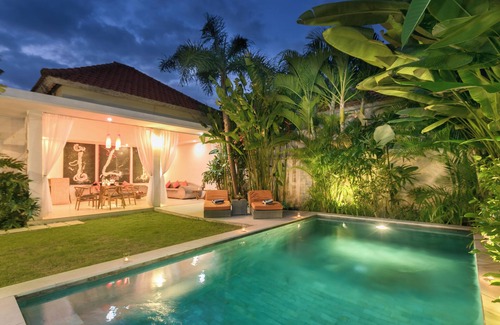 Batubelig Villa | Seminyak Tropical Private 2BR Villa 650m to Beach