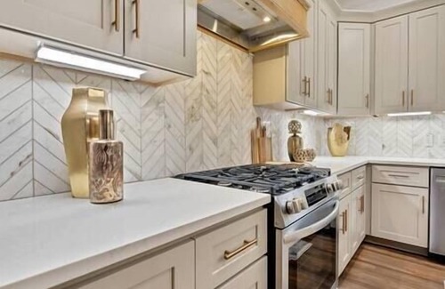 Bolton House | Send-Off Suite for College Parents | King Bd