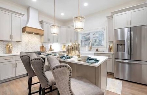 Bolton House | Send-Off Suite for College Parents | King Bd