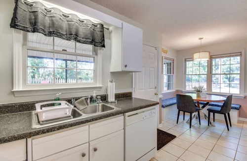 Seneca House | Seneca Escape w/Screened Patio: Near Lakes!