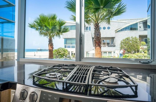 The Strand House | ★Sensational Beachfront Retreat on The Strand★ Bikes, Surfboards, Grill & More!
