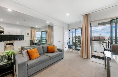 Auckland Central Business District Apartment | Sensational Sun Sets in the Heart of the Viaduct