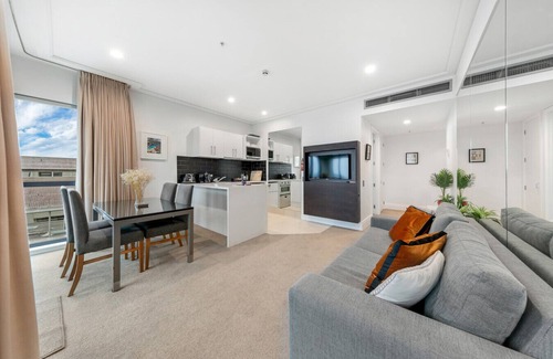 Auckland Central Business District Apartment | Sensational Sun Sets in the Heart of the Viaduct