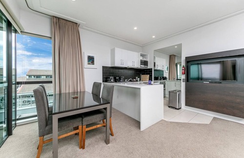 Auckland Central Business District Apartment | Sensational Sun Sets in the Heart of the Viaduct