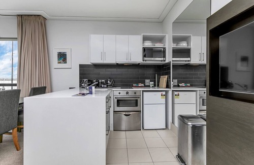 Auckland Central Business District Apartment | Sensational Sun Sets in the Heart of the Viaduct