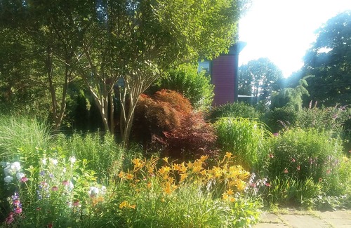 New London Apartment | Separate apartment in ship captain's house. Quiet neighborhood. Near beach.