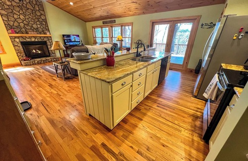 Fleetwood Cabin | September Nights-Soak in Your Private HotTub Under the Stars @WhisperingPines