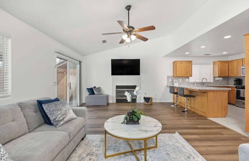 Visalia House | Sequoia Poolside Escape w BBQ & Fire pit