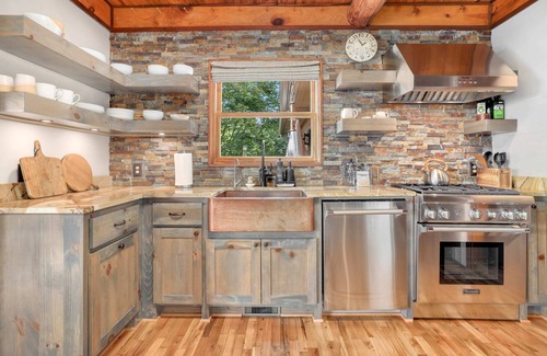 Fayetteville House | Sequoyah Lodge - Heated Spa Pool - 1.5 mi to DT