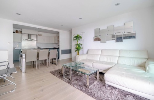 Vauxhall Apartment | Serene 2BD Riverside Flat with Balcony, Vauxhall