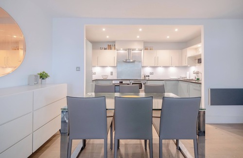 Vauxhall Apartment | Serene 2BD Riverside Flat with Balcony, Vauxhall