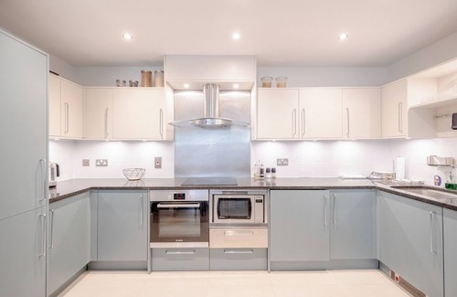 Vauxhall Apartment | Serene 2BD Riverside Flat with Balcony, Vauxhall
