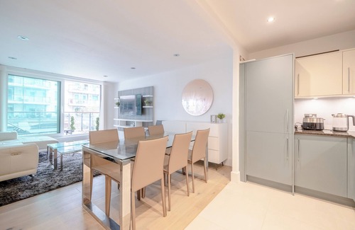 Vauxhall Apartment | Serene 2BD Riverside Flat with Balcony, Vauxhall