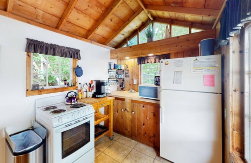 Town of Jerusalem Cottage | Serene 2BR Cottage on 180ft of Private Keuka Lakefront