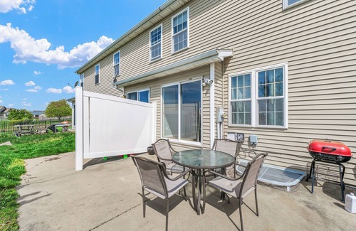 Champaign House | Serene 3-bedroom townhouse with water view