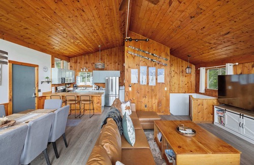 Andover House | Serene 4-BR Retreat 10 Mins to Okemo