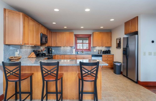 Ludlow House | Serene 4-BR Retreat 11-min to Okemo