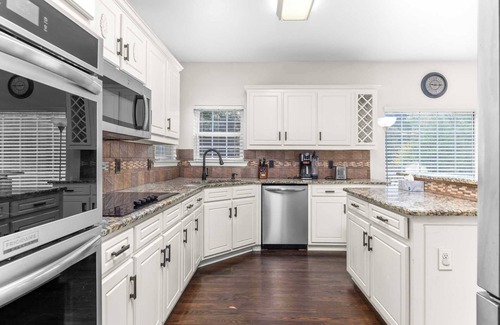 Buford House | Serene 5BR Getaway w/Lush Garden, Patio & Office Area ｜Family Friendly #41856