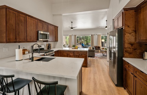 Cottonwood House | Serene and Comfortable 3bdr Home in Cottonwood! Community Pool & Hot Tub - Cedar