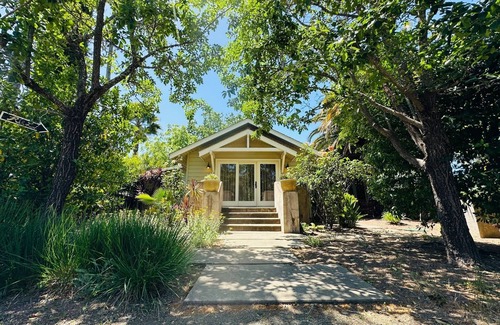 Calistoga House | Serene and Cozy 2-Bedroom House in Calistoga with Covered Patio