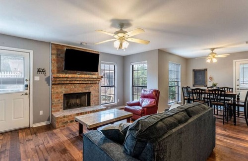 Cedar Hill House | Serene and Dazzling 3 Bedroom Home