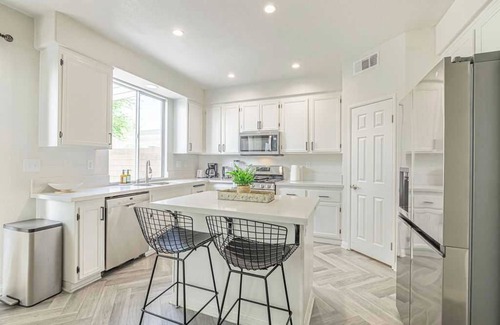 Palmdale House | Serene and Elegant Estate On Racquet Ln #42183