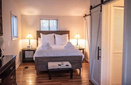 Hendersonville Cottage | Serene and secluded mountain side retreat home next to The French Broad River.