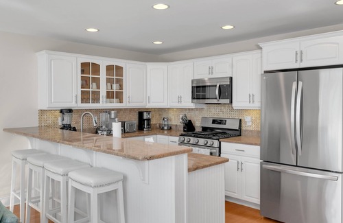 Avalon House | Serene Avalon Escape: Luxury Beautiful Home, Walking Distance to Town and Beach