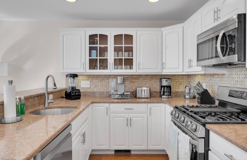 Avalon House | Serene Avalon Escape: Luxury Beautiful Home, Walking Distance to Town and Beach