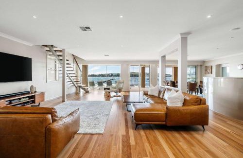 Point Clare House | Serene By Coast Hosting