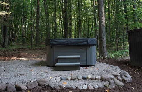 Bellaire Cabin | Serene chalet with fire pit, hot tub and barrel sauna in Shanty Creek