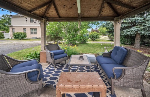 Des Plaines House | Serene & Charming 5BR Des Plaines Getaway by RedAwning