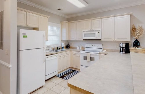 Central Myrtle Beach Condo | Serene condo with pool, balcony, full kitchen, washer/dryer, and TV