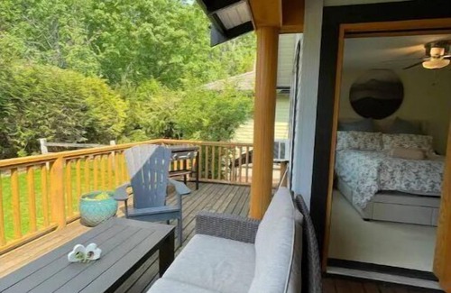 Lindell Beach Cottage | Serene Cottage by the Creek