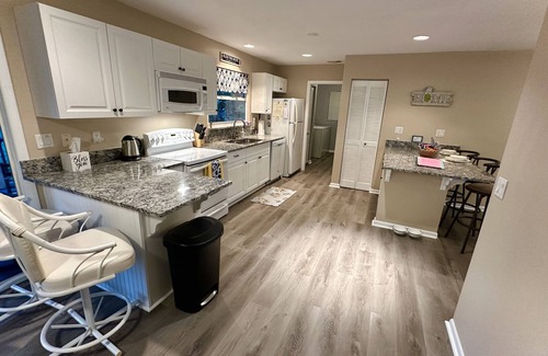 Vero Beach House | Serene, Cozy 3-2 home, King Ste, DOGS WELCOME. Back porch w swing. Quiet setting