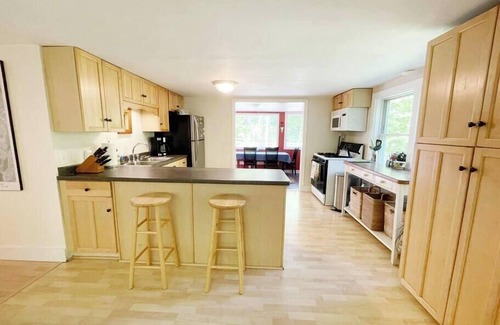 Moscow House | Serene & Cozy 3BR Home w/Large Deck on River