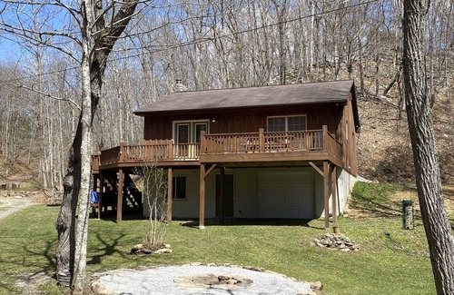 Renick Cabin | Serene, Cozy Cabin Nestled on the Greenbrier River Trail.
