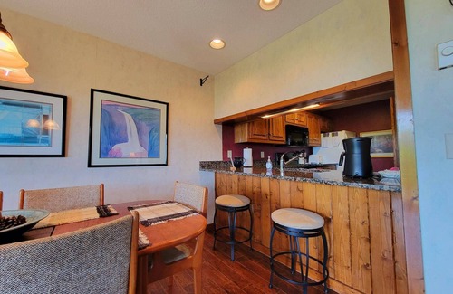 Sugar Mountain Condo | Serene & Cozy ★ Jetted Tub ★ Fireplace ★ Long Mountain view ★ Close 2 Resort