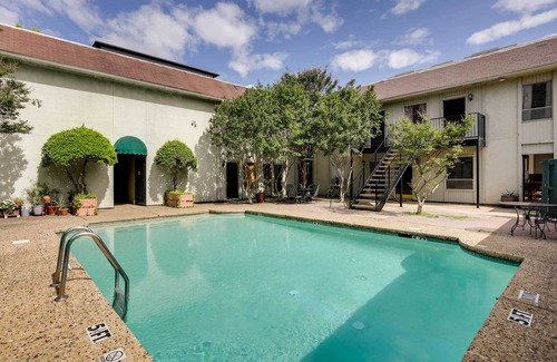 Knox - Henderson Condo | Serene Dallas Condo w/Pool - Walkable Location!