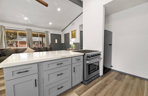 Woodlands Cabin | Serene Dream Cottage - Hot Tub, Walk to Park & Hiking Trails, Ping Pong